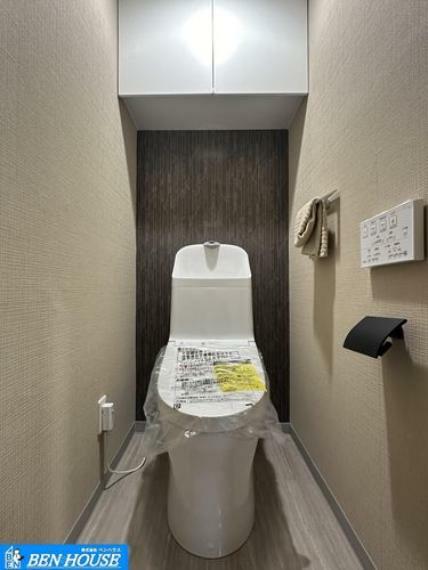 ・新規交換済のシャワー洗浄機能付のトイレ・清潔感が印象的な空間です・リモコンは壁掛けタイプでお手入れもしやすい設備です・現地へのご案内はいつでも可能です・是非　ご確認ください