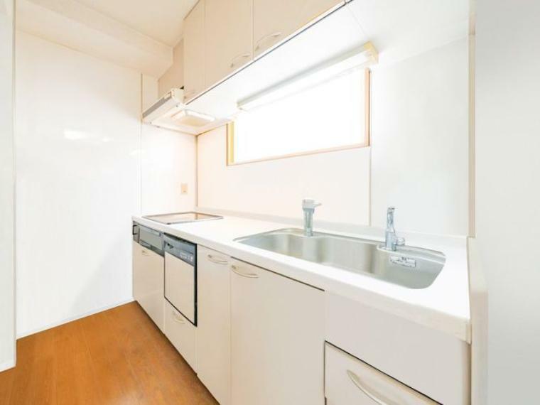 食器洗浄乾燥機付きキッチン※画像はCGにより家具等の削除、床・壁紙等を加工した空室イメージです。