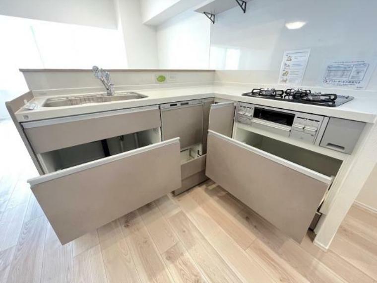 収納豊富で、さらに調理スペースを広々と使えるL型キッチン