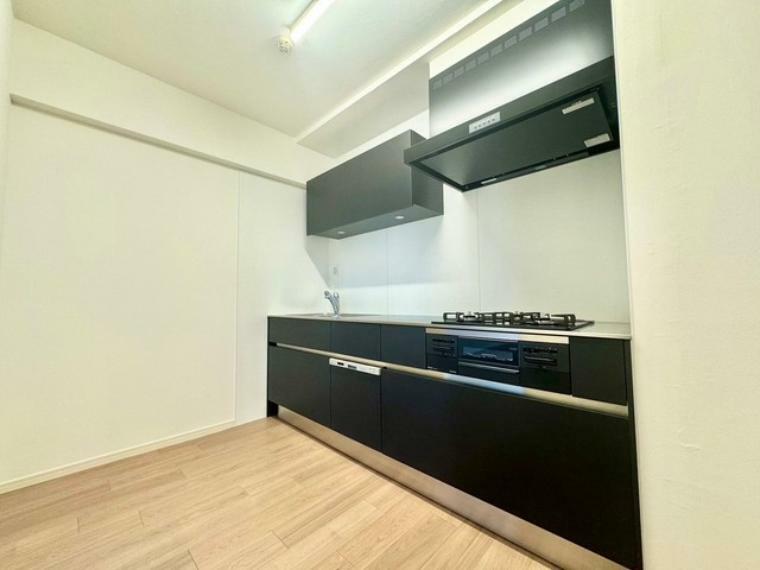 キッチンをスタイリッシュに彩るT型レンジフード。効率的な換気と美しいデザインが調理空間をより快適に演出します。