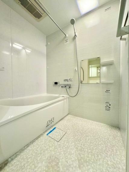 スタイリッシュなホワイトの浴室。洗練されたデザインが魅力で、リラックスするバスタイムを演出。上質な空間で心身ともに癒されるひとときを提供します。