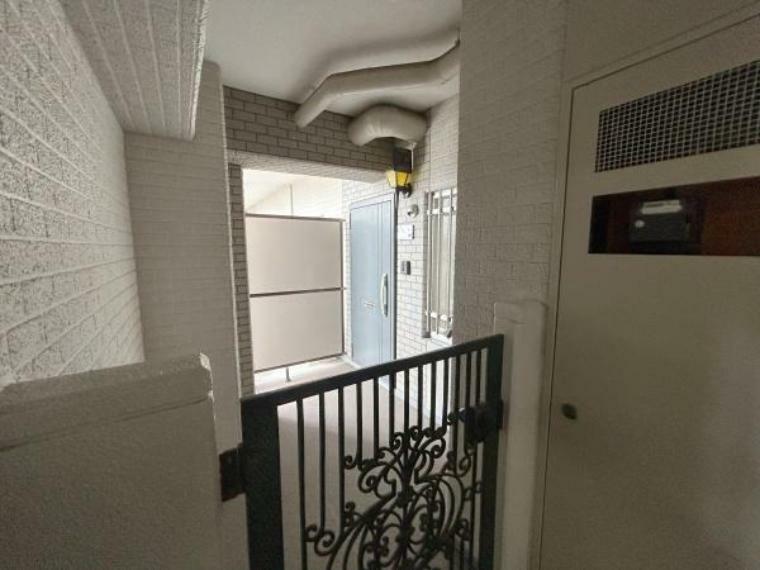 ■ポーチ付き■玄関出てすぐに共用通路でなくポーチがあります。マンションエントランスから階段で上がりすぐのお部屋です！