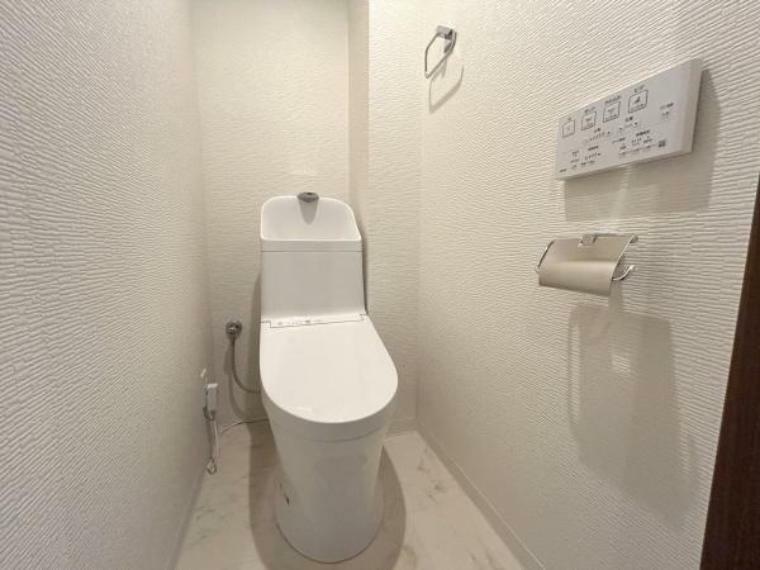 ≪トイレ　2020年交換済≫シンプルで無駄のないデザインでお掃除しやすさGood！　キレイがずっと続くトイレです。