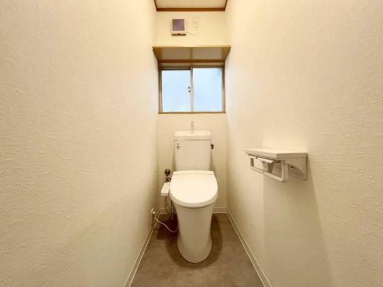 シャワー洗浄機能付の新品のトイレは、清潔感が印象的な空間ですね。