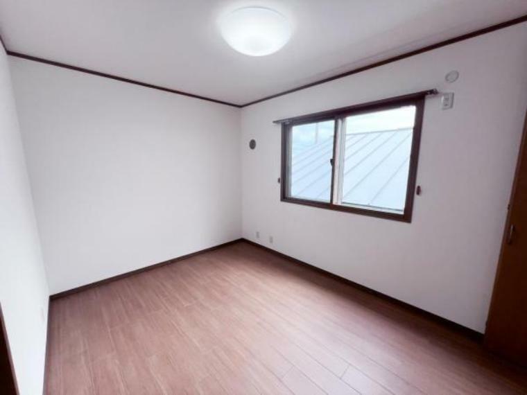 床材や建具は家具にも合わせやすい落ち着いた色合いになっております。クリーニング済で清潔な室内です。