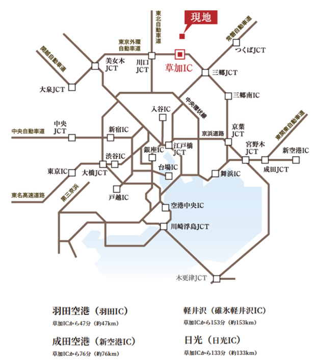 【最寄りのインターから様々なエリアへスムーズアクセス】<BR />東京外環自動車道「草加」ICを利用することで、常磐道をはじめ、東北道、関越道へもスムーズに接続できます。車での通勤や休日のお出掛けも便利なポジションです。<BR />※草加ICまで11分（4.3km）<BR />※車の所要時間はkm表示とし、一般道は時速40km、首都高速道路は時速60kmとして換算しています。<BR />※高速道路の表示距離は「ドラぷらE-NEXCOドライブプラザ」調べ（2023年5月現在検索サイトより）。＜交通案内図＞